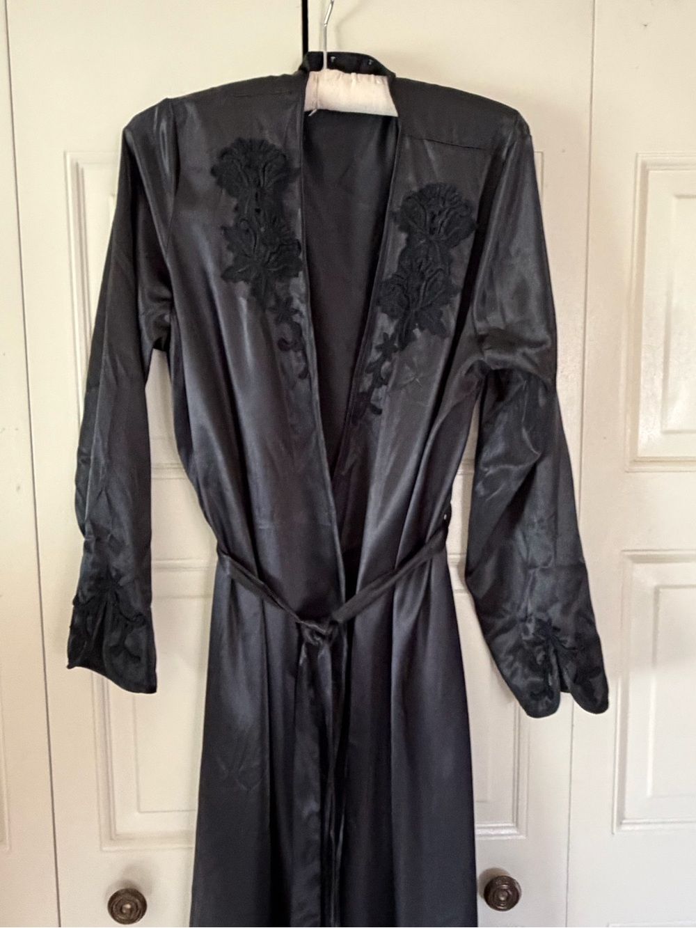 Vintage Vibe Black Satin Cottage Whimsigoth Maxi Robe LG Sleepwear Applique